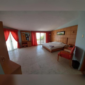 Seaside 4 bedrooms villa with beach